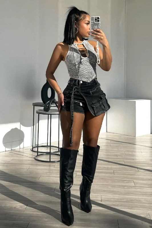 Trendy Half Wrap Pocket Black Denim Shorts